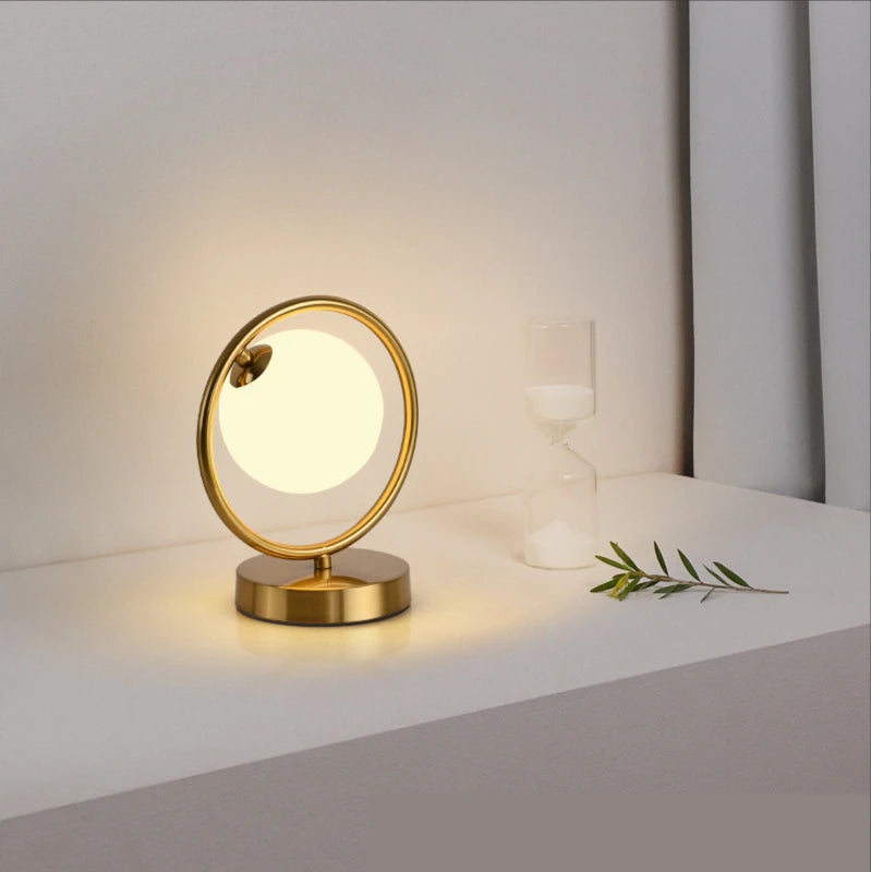 Lampe à poser dorée à led boule en verre