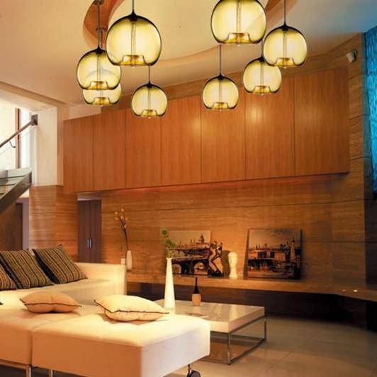 Suspension design à LED avec boule en verre de couleur