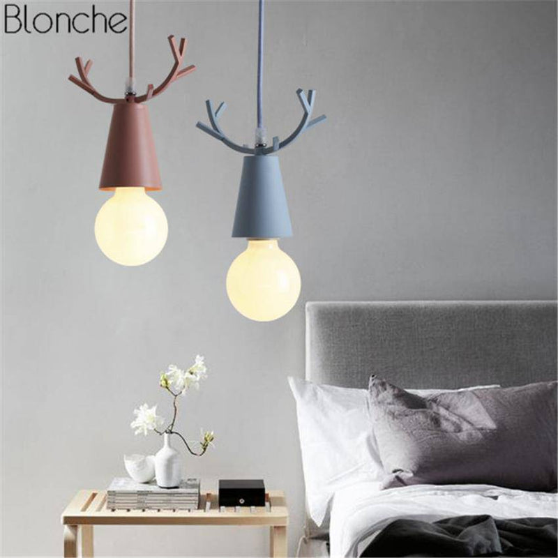 Suspension LED conique avec cornes de cerf colorée