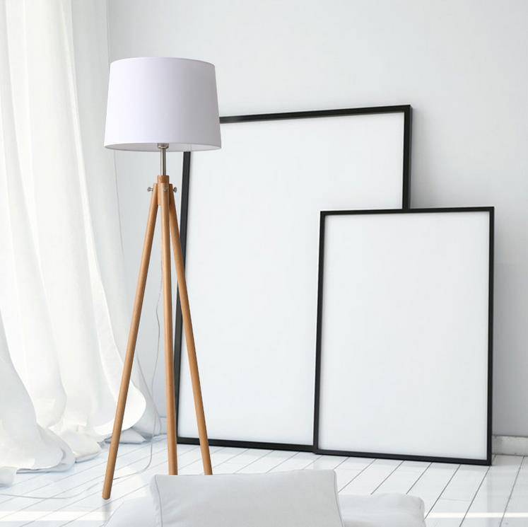 Lampadaire tripode en bois avec abat-jour en tissu Fabric