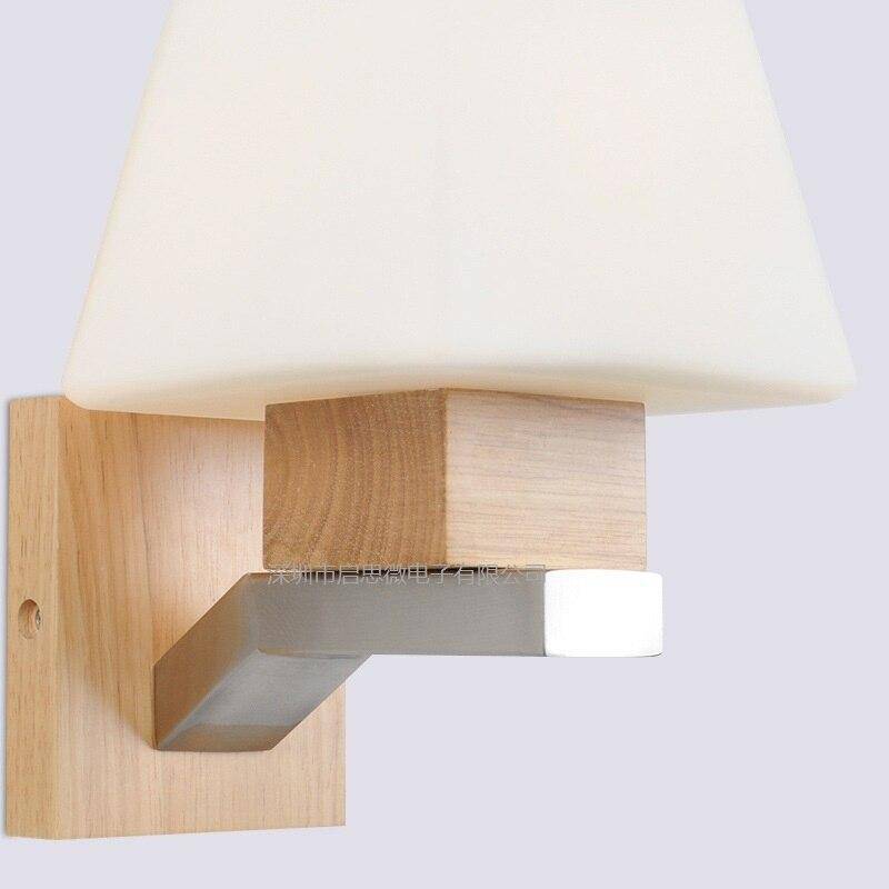 Applique murale en bois et abat-jour pyramide en verre