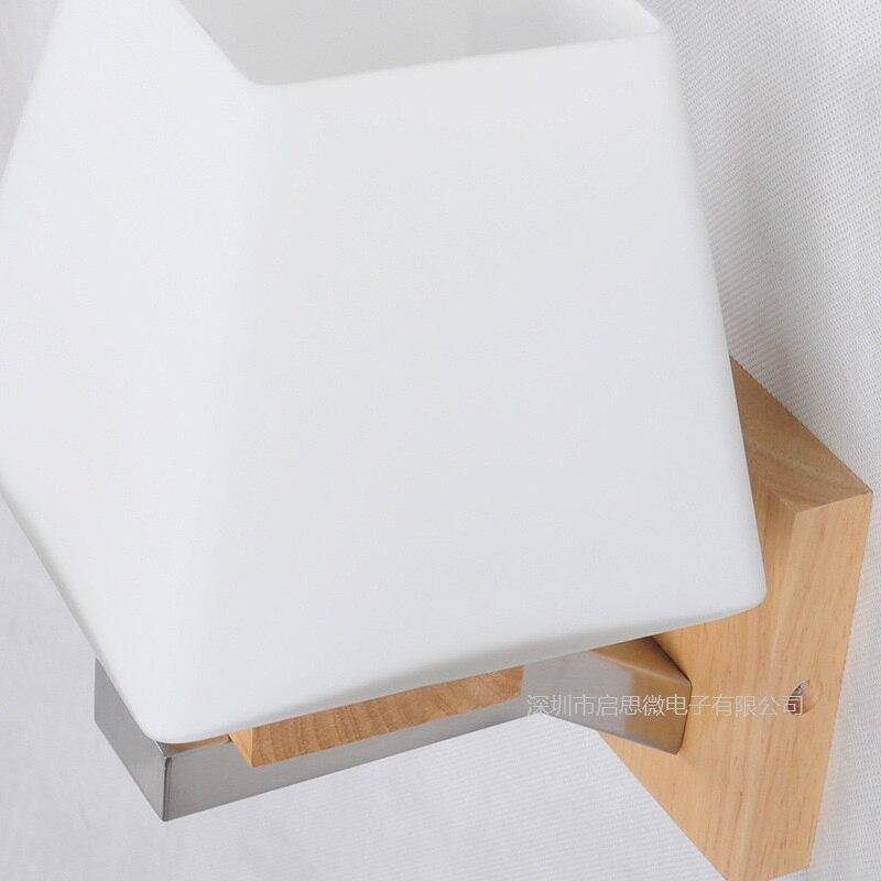 Applique murale en bois et abat-jour pyramide en verre