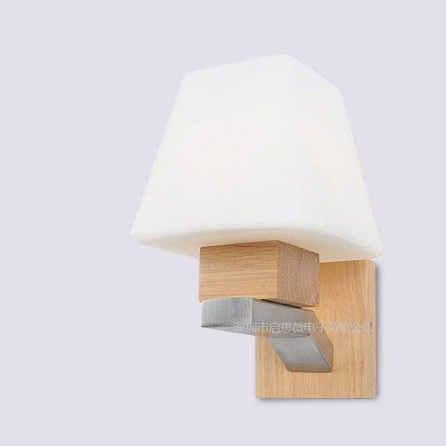 Applique murale en bois et abat-jour pyramide en verre