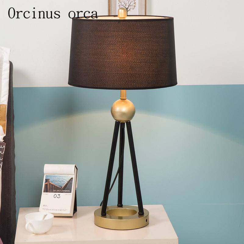 Lampe de chevet LED design trois pieds reliés avec boule doré et abat-jour tissu