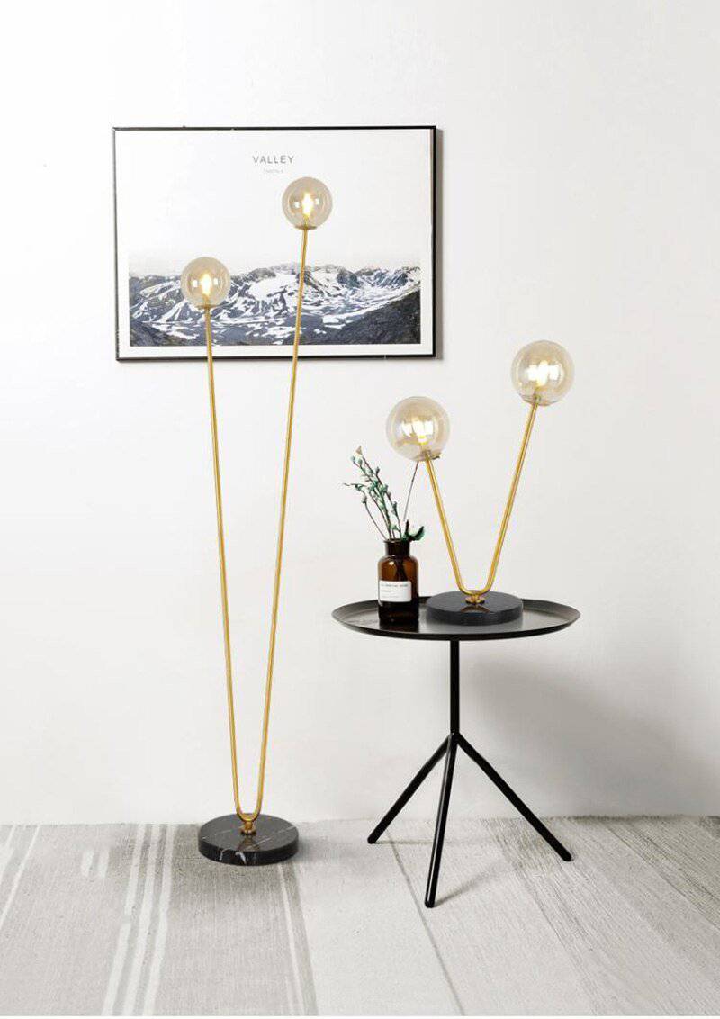 Lampe de chevet design avec deux branches doré et boules en verre