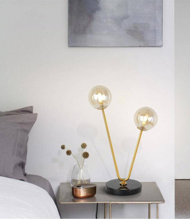 Lampe de chevet design avec deux branches doré et boules en verre