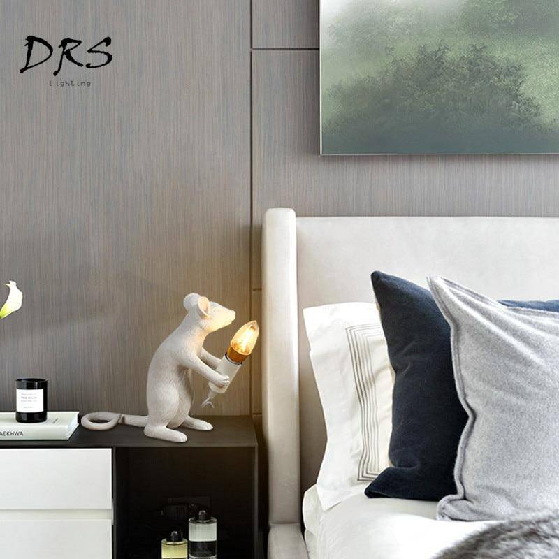 Lampe à poser en forme de souris tenant une lampe