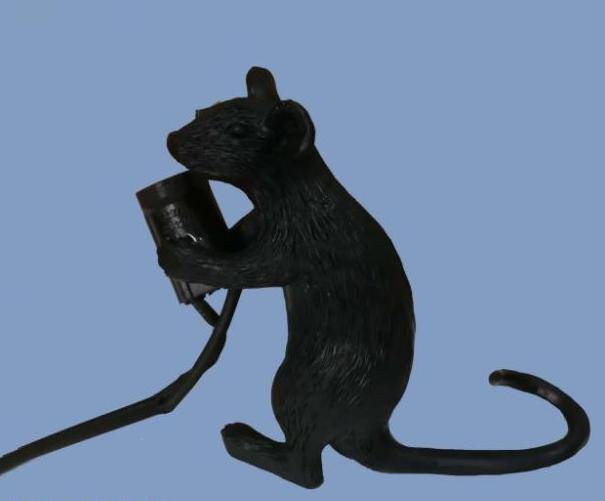 Lampe à poser en forme de souris tenant une lampe