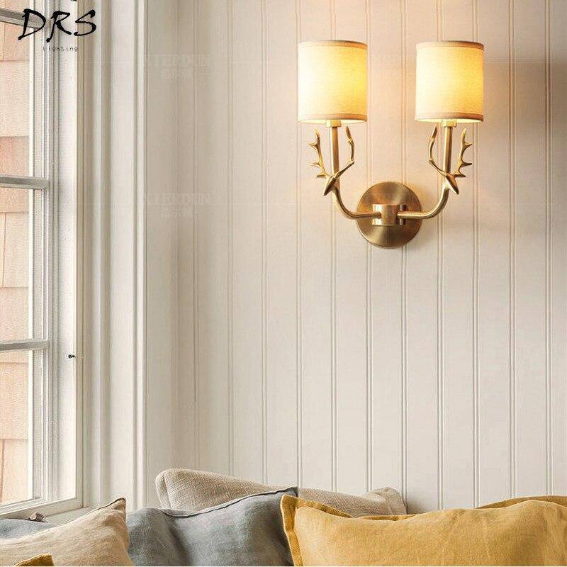 Applique murale avec cornes de cerf et abat-jour en tissu