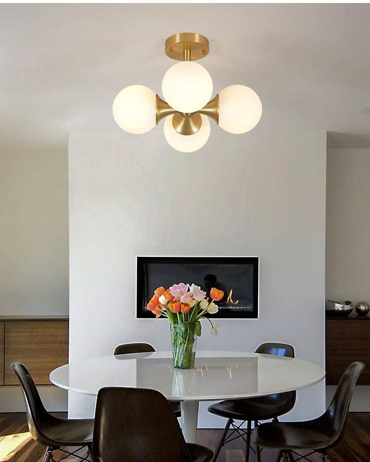 Plafonnier LED design doré avec boules en verre
