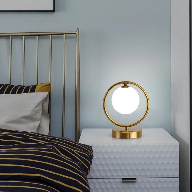 Lampe à poser dorée à led boule en verre - vue 7 sur 8
