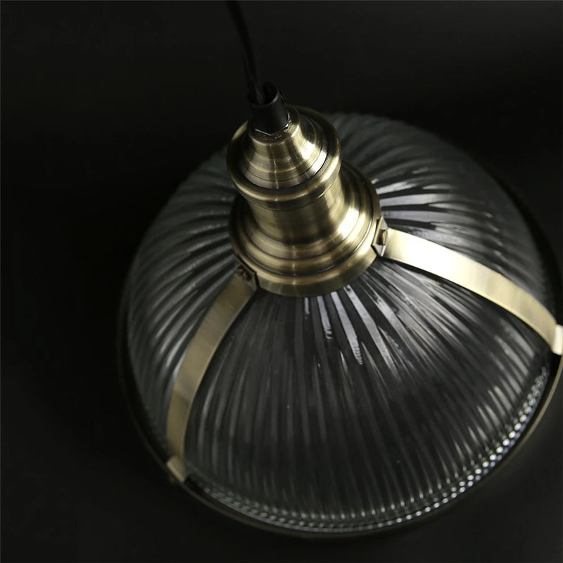 lampe suspendue vintage en verre transparent pour ambiance nostalgique