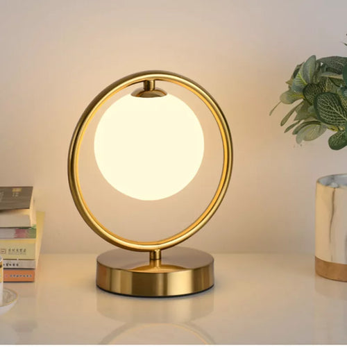 Lampe à poser dorée à led boule en verre