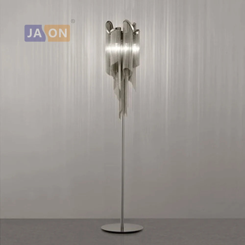 lampadaire design en métal et chrome pour intérieur moderne