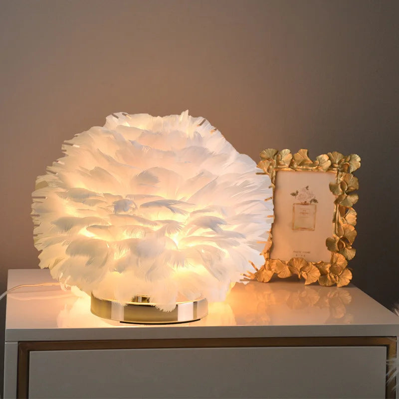 Lampe de Table en plumes roses et blanches naturelles - vue 4 sur 9