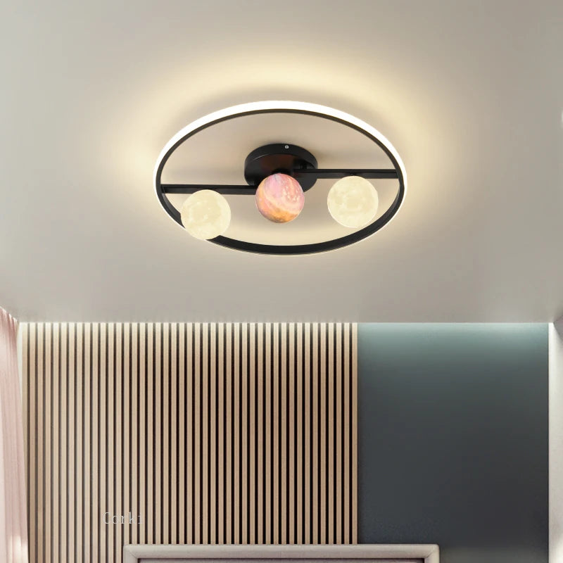 Plafonnier design en métal noir doré boule blanche pour intérieur moderne