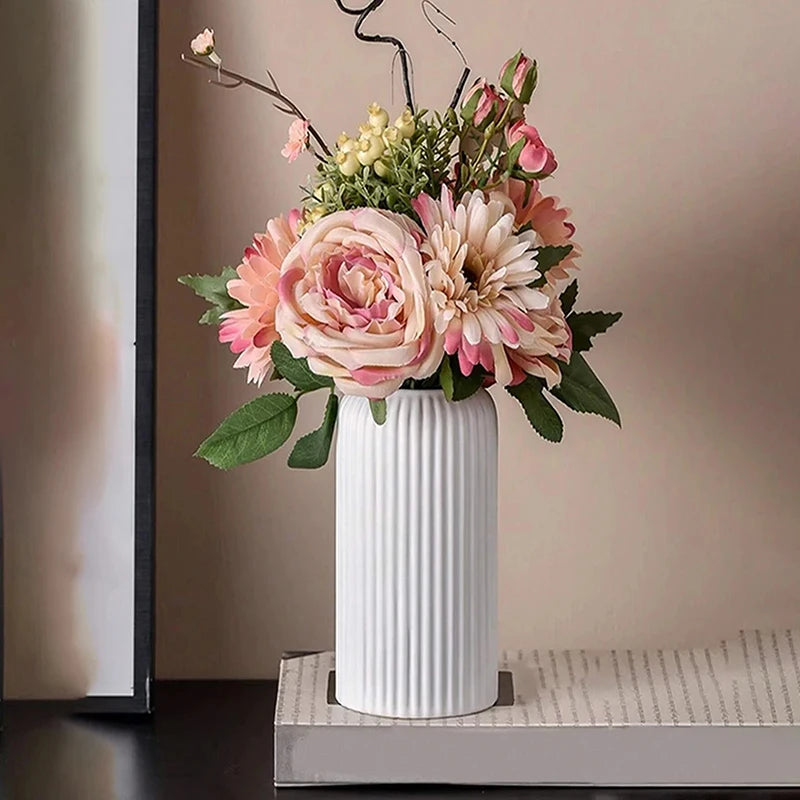 vase en plastique rayé pour arrangement floral décoratif - vue 4 sur 10