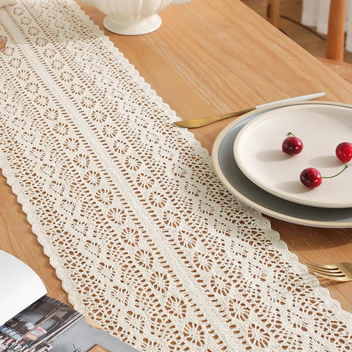 Chemin de table beige dentelle crochet pompons bohème