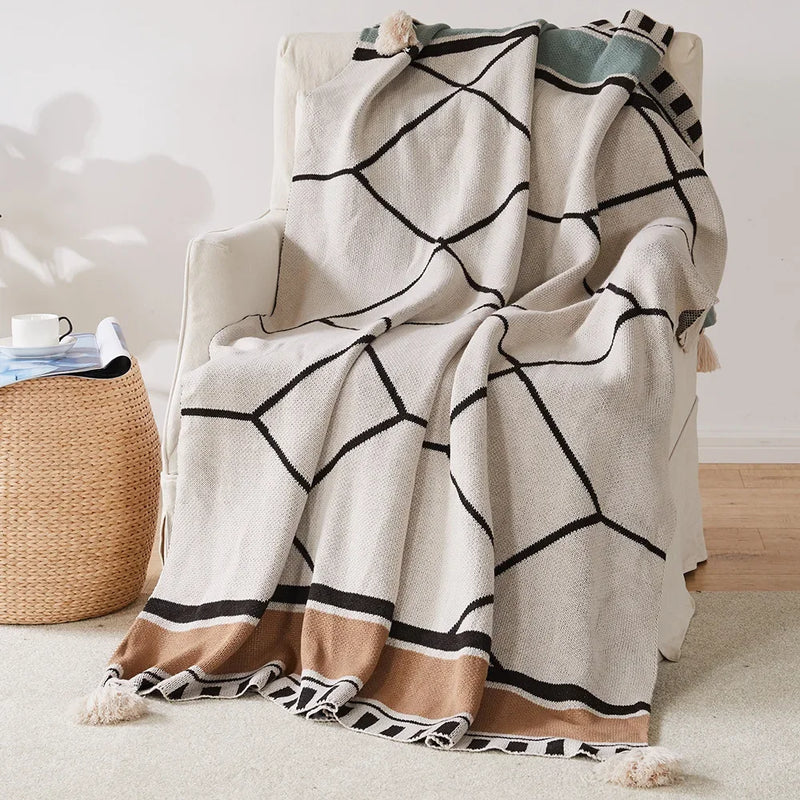 Plaid tricoté style bohème motifs géométriques avec pompons