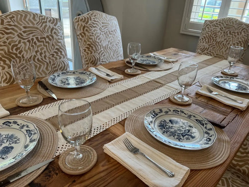 Chemin de table bohème crème motifs géométriques pompons