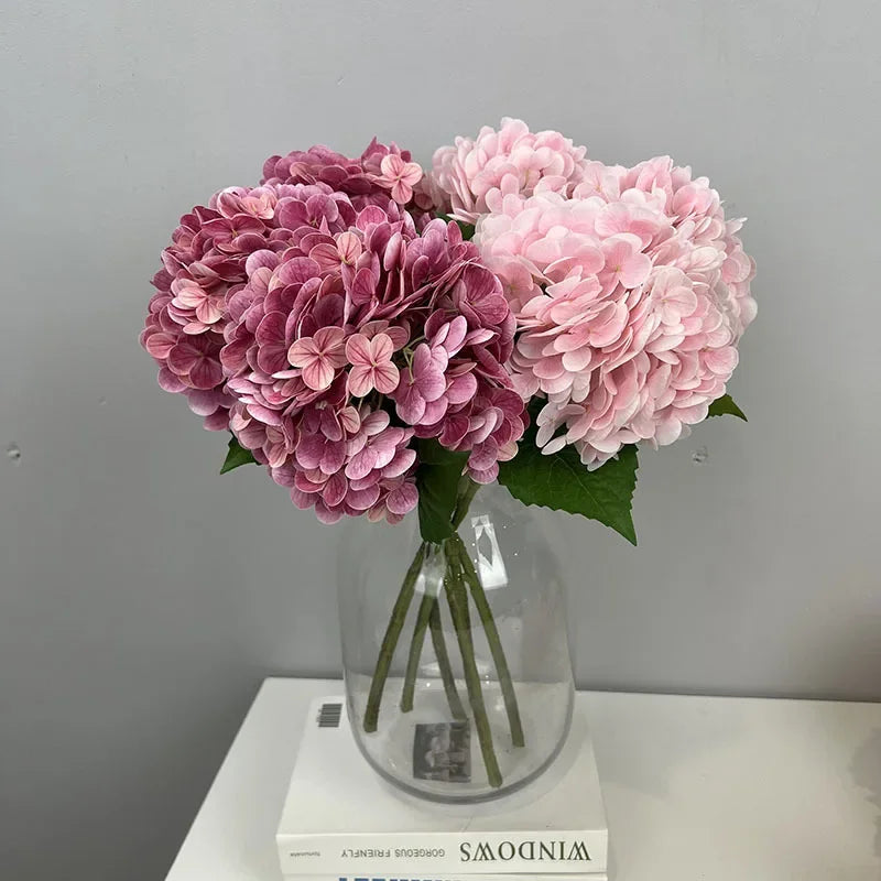 décoration de mariage fleurs artificielles hortensias et roses rouges