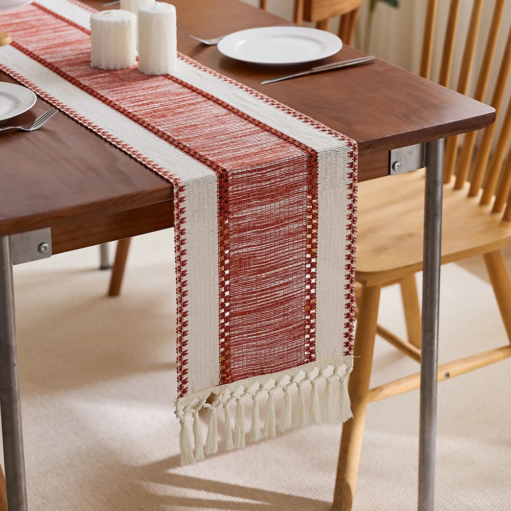 Chemin de table bohème rayures rouge beige pompons