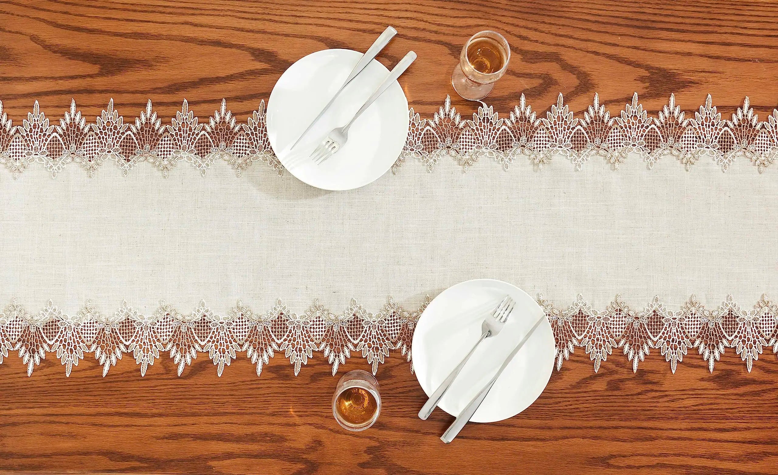 Chemin de table lin brodé style dentelle classique élégante - vue 6 sur 7