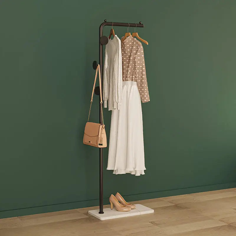 porte-vêtements minimaliste gain de place support moderne pour vêtements