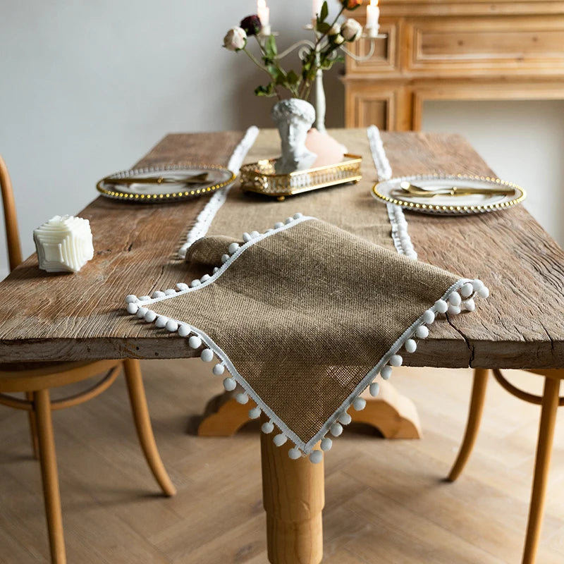 Chemin de table toile de jute beige pompons