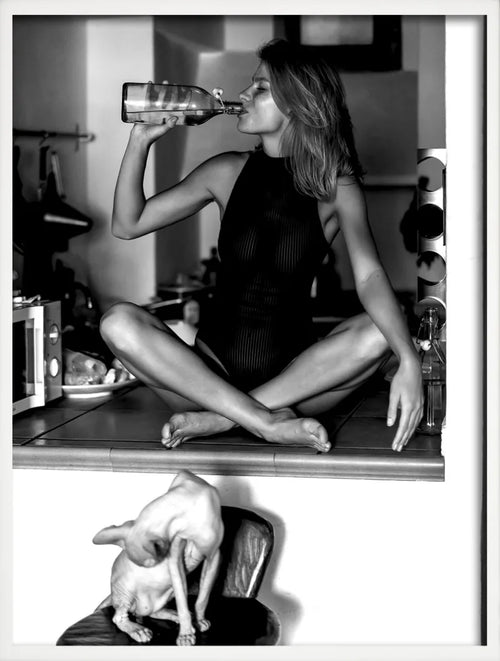 affiche artistique femmes buvant vin et mangeant spaghetti décor mural