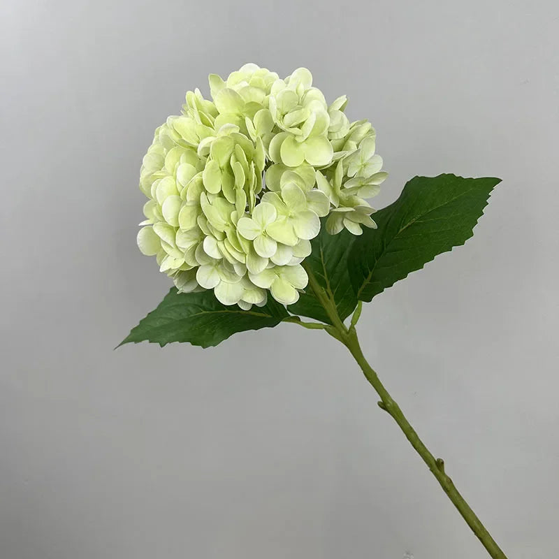 décoration de mariage fleurs artificielles hortensias et roses rouges