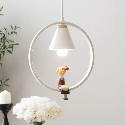suspension moderne en résine avec décoration de poupée