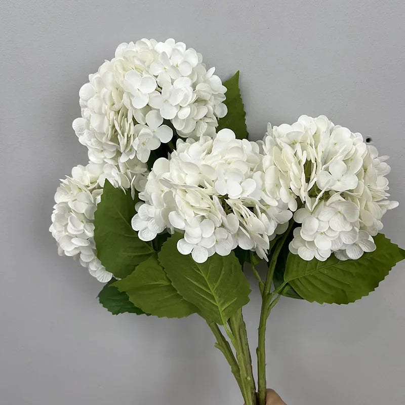 décoration de mariage fleurs artificielles hortensias et roses rouges