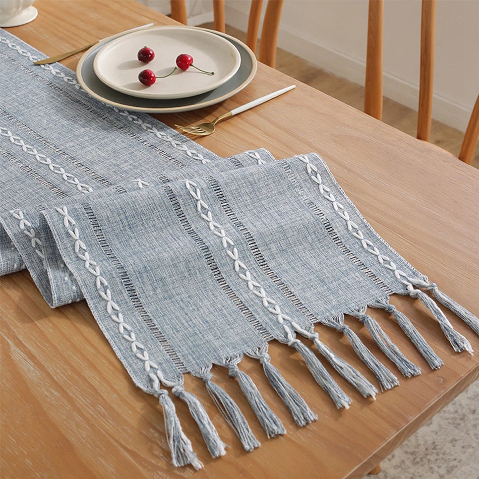 Chemin de table bohème brodé pompons tissés main - vue 4 sur 7