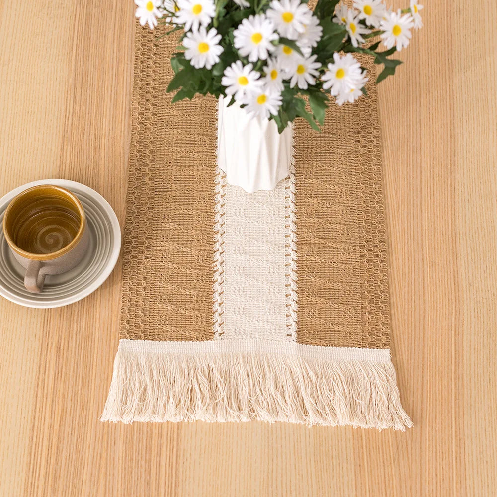 Chemin de table bohème beige à pompons géométriques