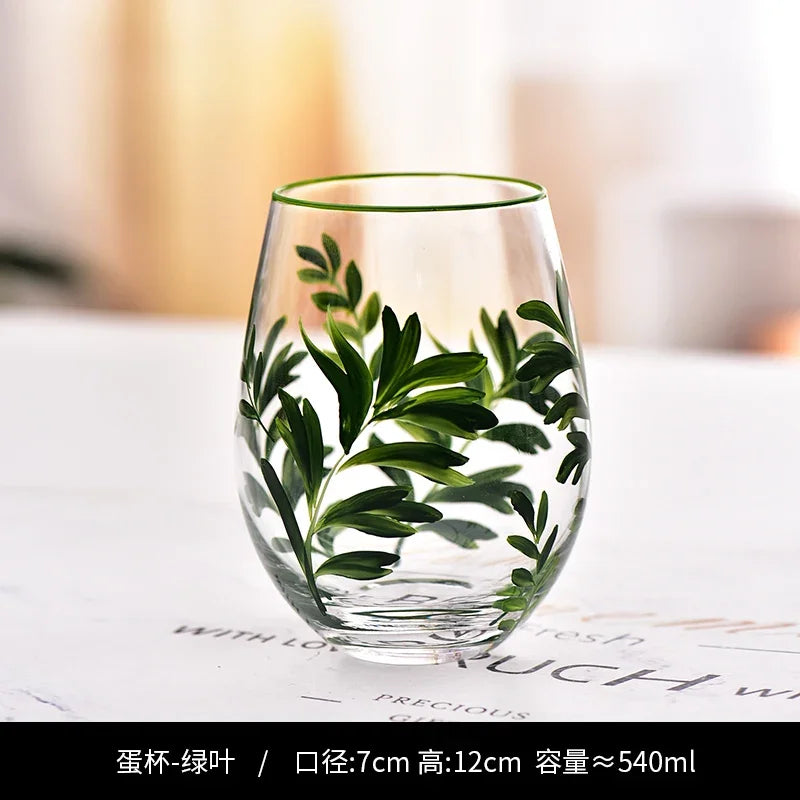 Verres vin rouge hauts motifs floraux main trois