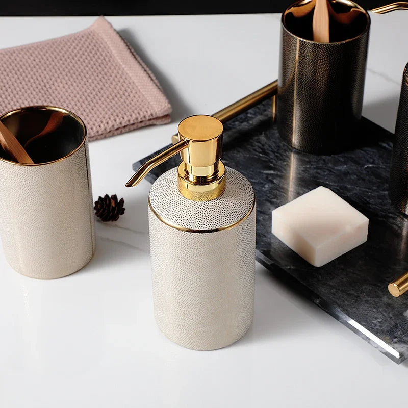distributeur de savon en céramique et accessoires de salle de bain dorés - vue 6 sur 10