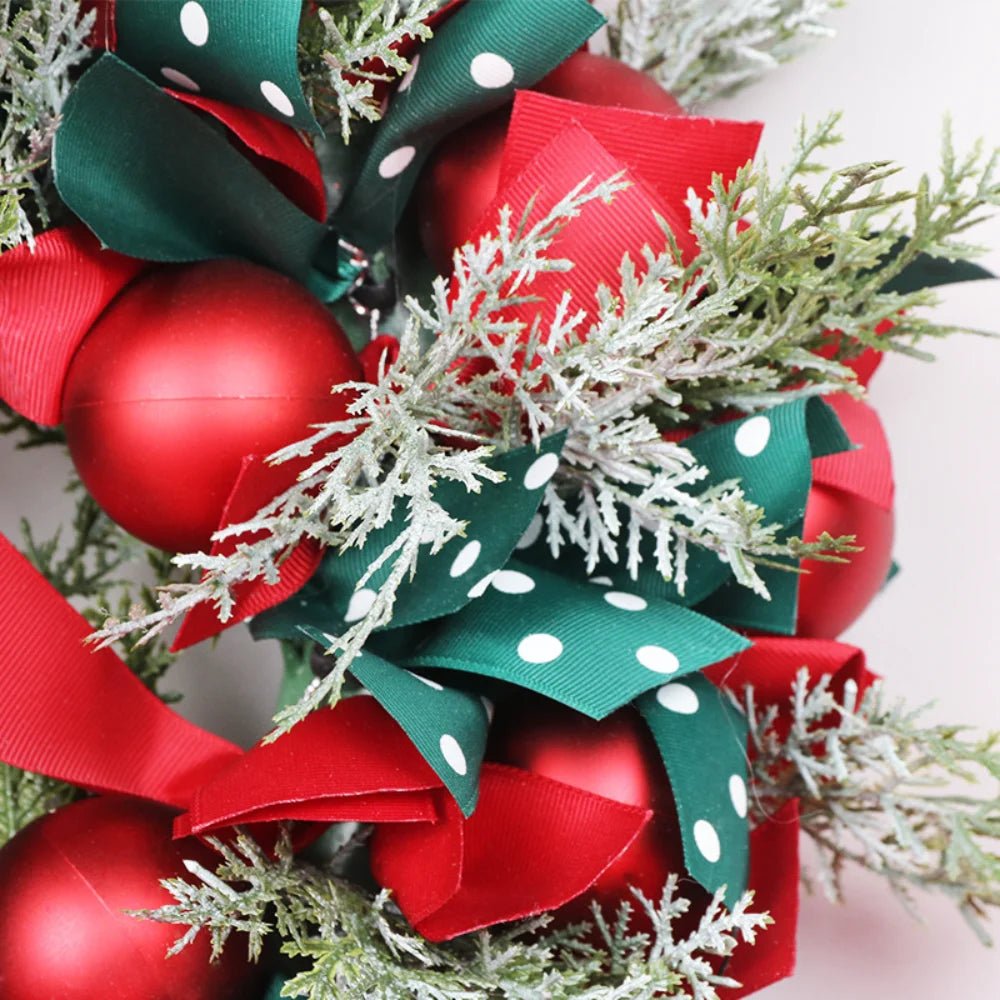 couronne de noël festive avec rubans et boules décoratives - vue 5 sur 8