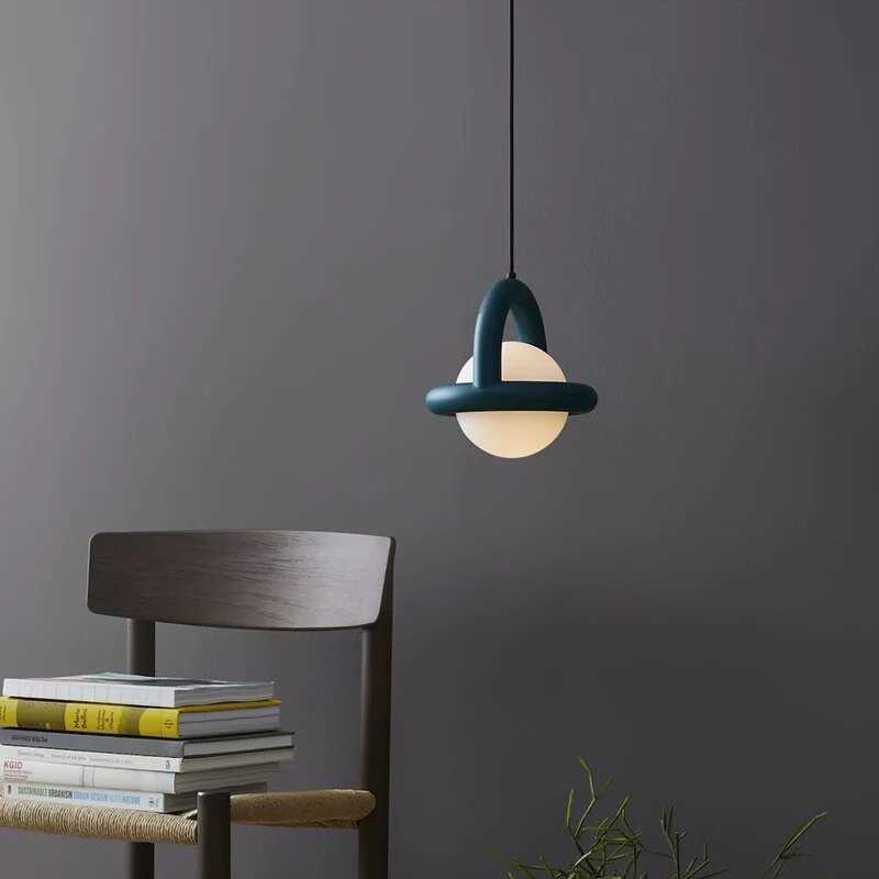 Suspension design ballon avec corps arrondi coloré