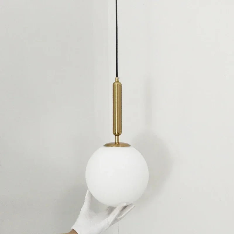 suspension luxueuse avec abat-jour en boule dorée