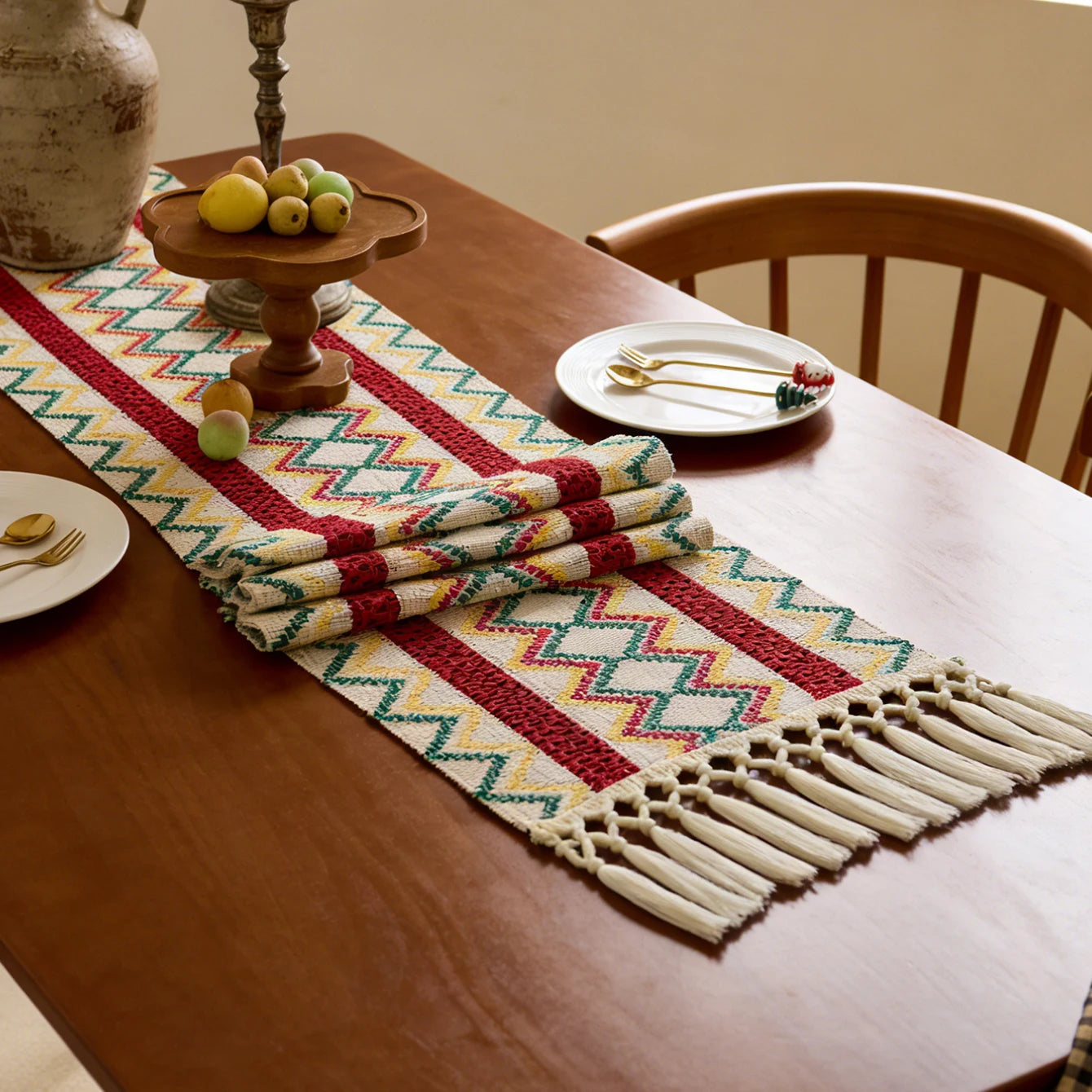 Chemin de table bohème motif aztèque à pompons - vue 2 sur 7