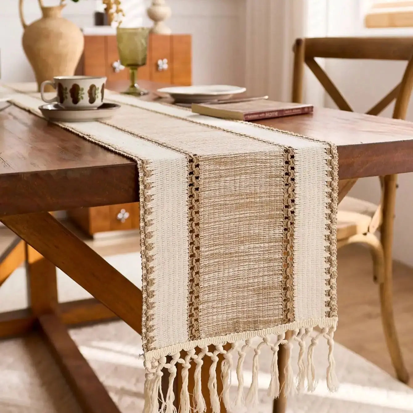 Chemin de table macramé bohème kaki à pompons - vue 2 sur 7