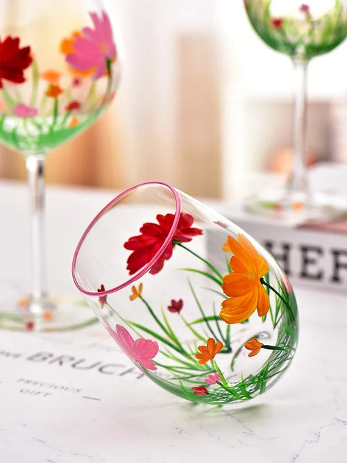 Verres vin rouge hauts motifs floraux main trois