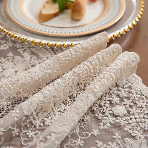 Chemin de table dentelle florale beige style bohème