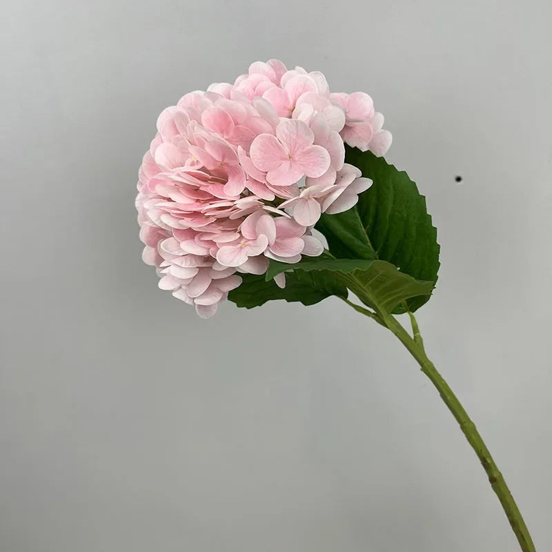 décoration de mariage fleurs artificielles hortensias et roses rouges