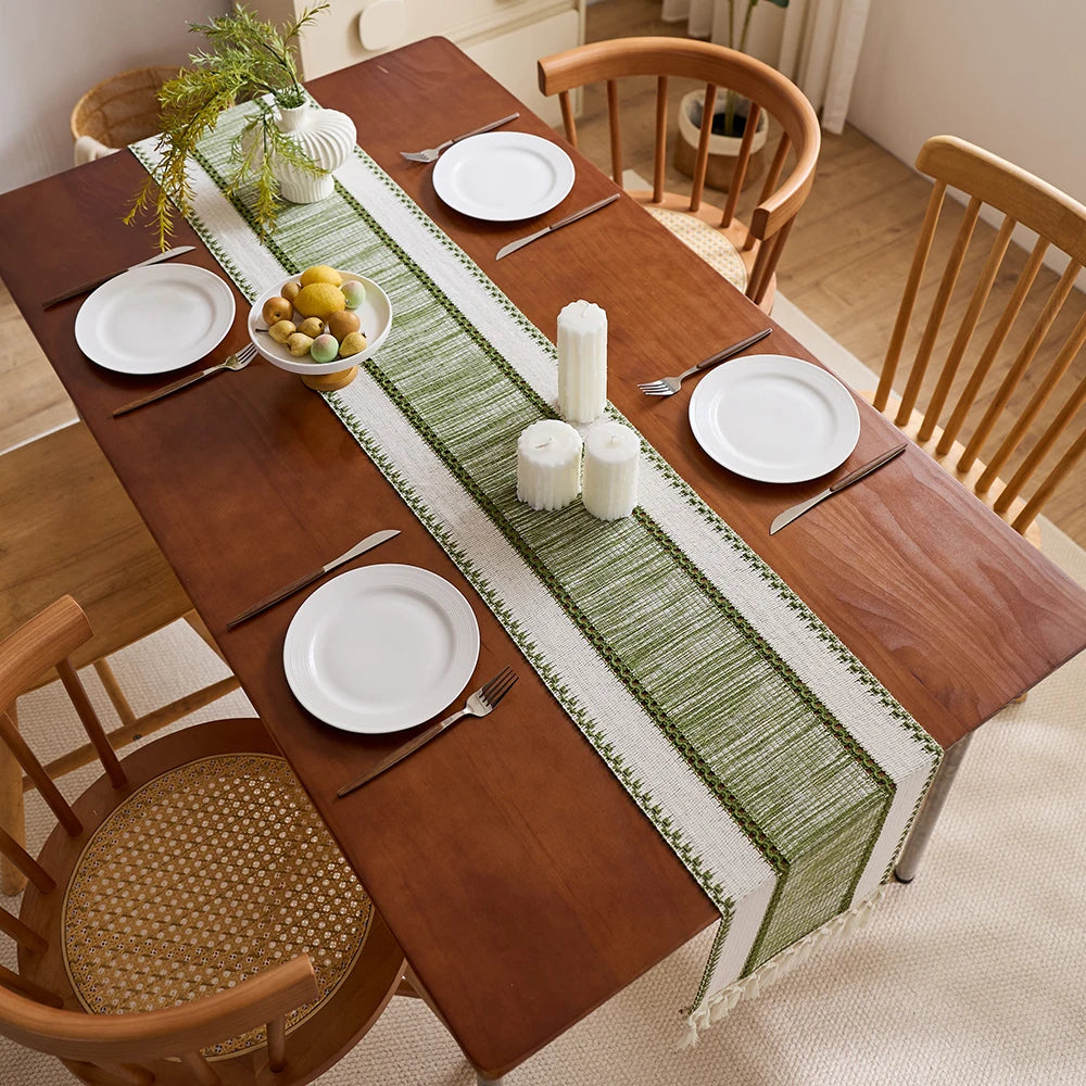 Chemin de table rayé bohème beige pompons tissés