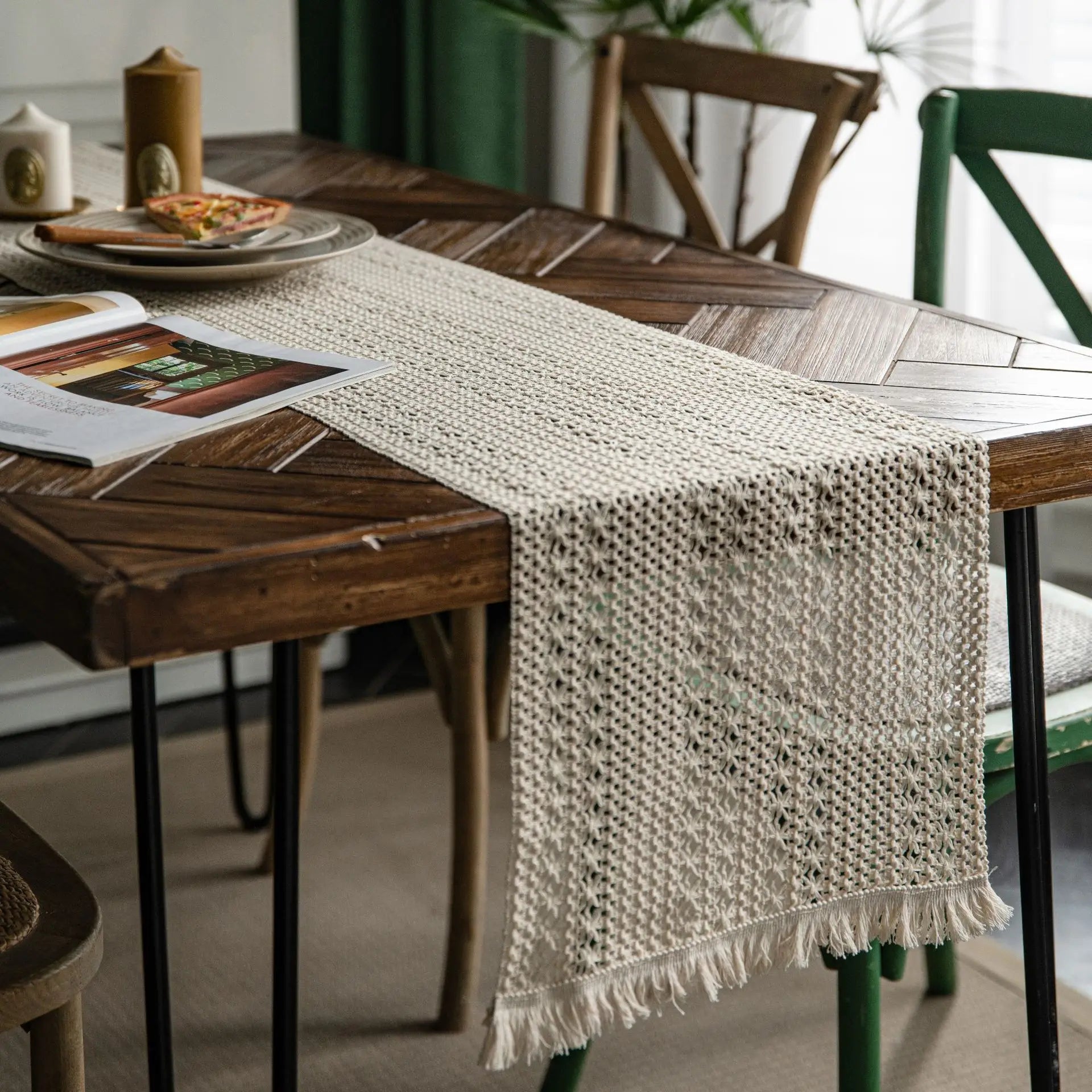 Chemin de table bohème beige motif géométrique pompons