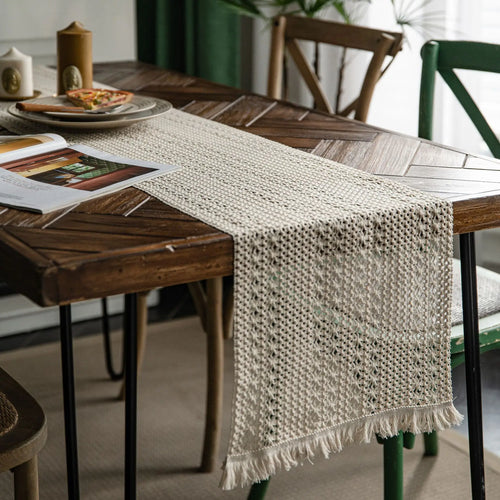 Chemin de table bohème beige motif géométrique pompons