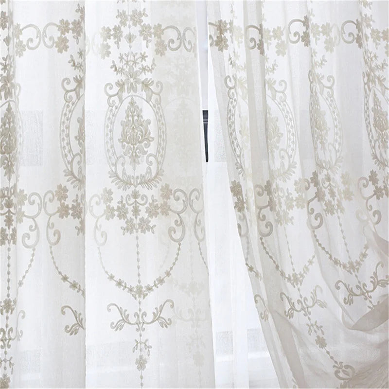 Voilage en tulle brodé motifs géométriques pour salon