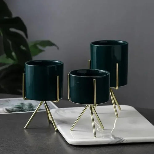 pot de fleurs en céramique avec support en fer doré